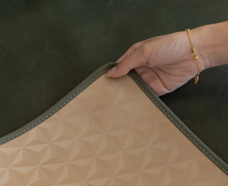 LineProtect™ – Protège Canapé Design Imperméable & Antidérapant en Simili Cuir