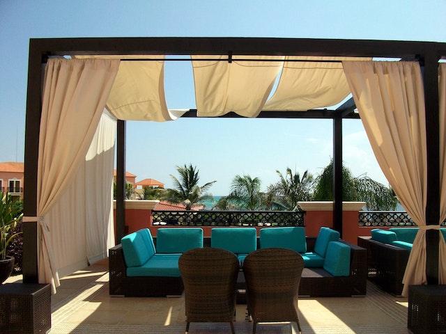 Comment styliser une petite terrasse de maison - La Maison de la Housse®