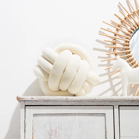 Coussin Boule Nœud Design – Décoratif Moderne en Velours