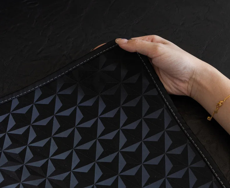 LineProtect™ – Protège Canapé Design Imperméable & Antidérapant en Simili Cuir