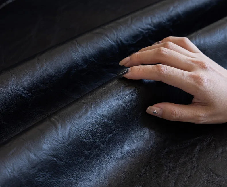 LineProtect™ – Protège Canapé Design Imperméable & Antidérapant en Simili Cuir