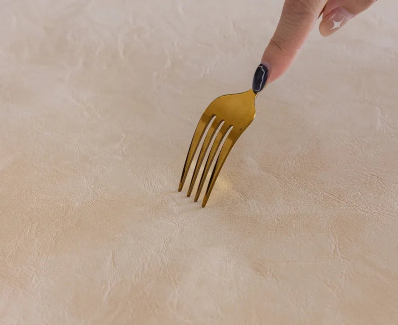 LineProtect™ – Protège Canapé Design Imperméable & Antidérapant en Simili Cuir